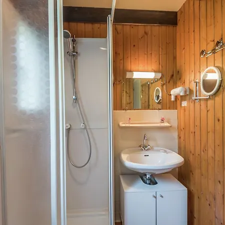 Lovely Chalet In With Balcony * 라브레세